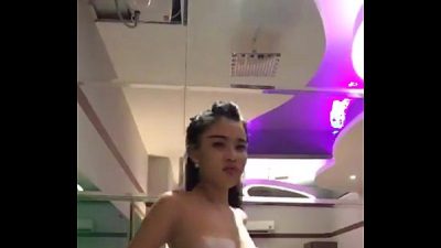 Hot girl mình dây vú căng tròn show hàng gọi vốn trên livestream